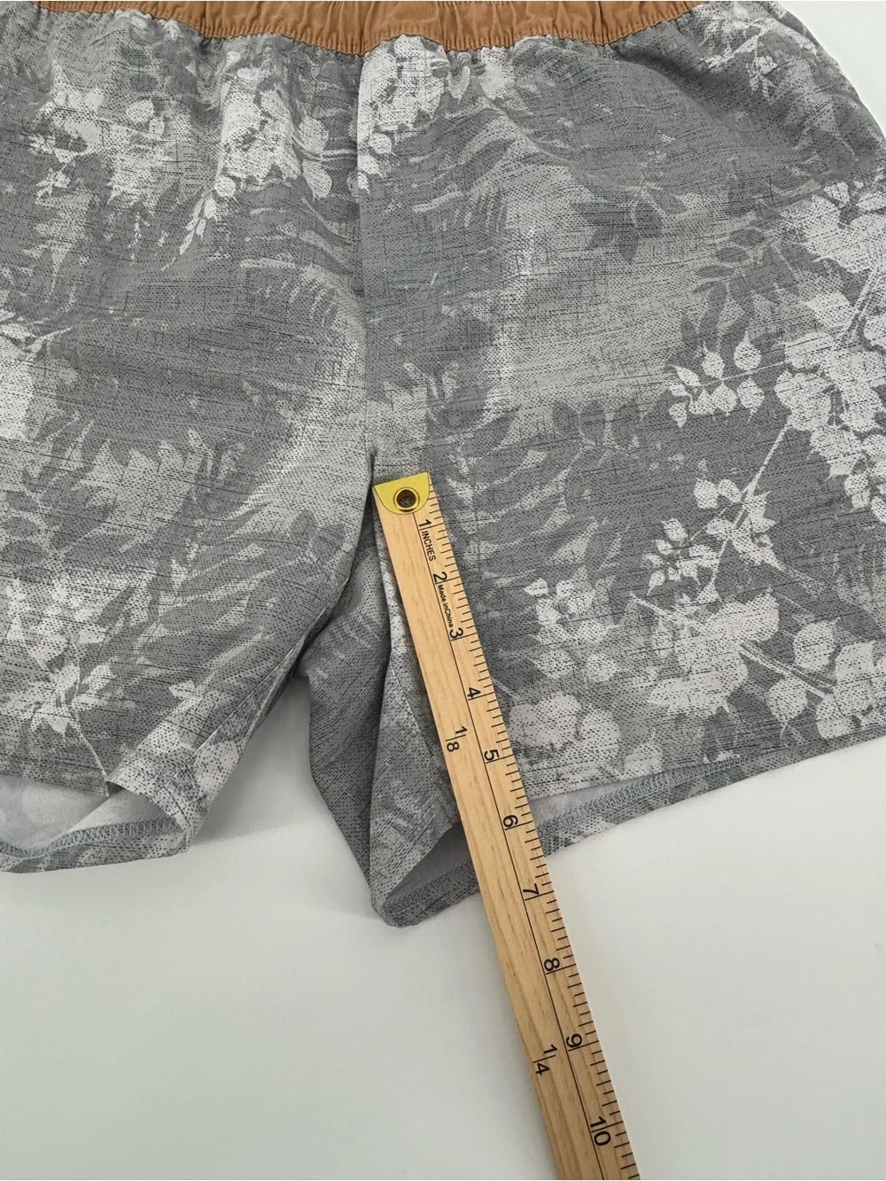 Vuori Mens Cape Short Size XL Gray Floral Leaf Swim Board Shorts V369 Stretch